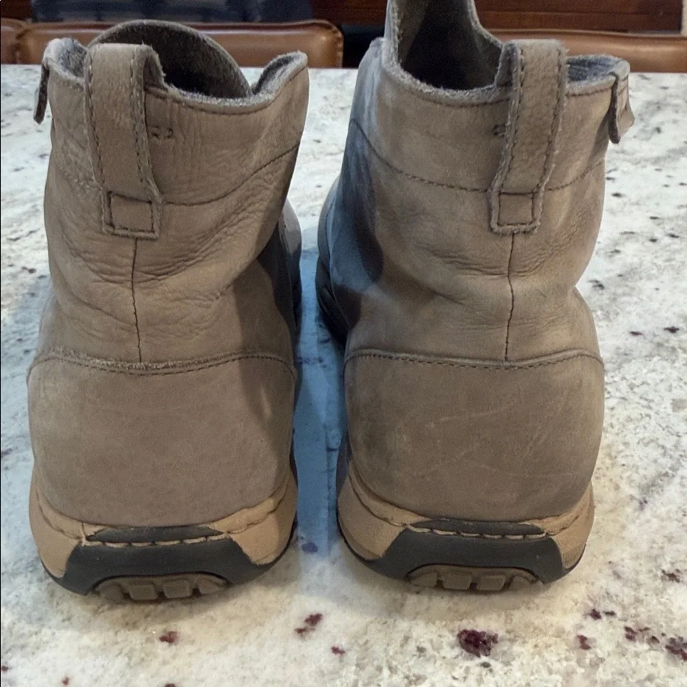 Columbia Men's Tan Soft SuedeLeather Boots.